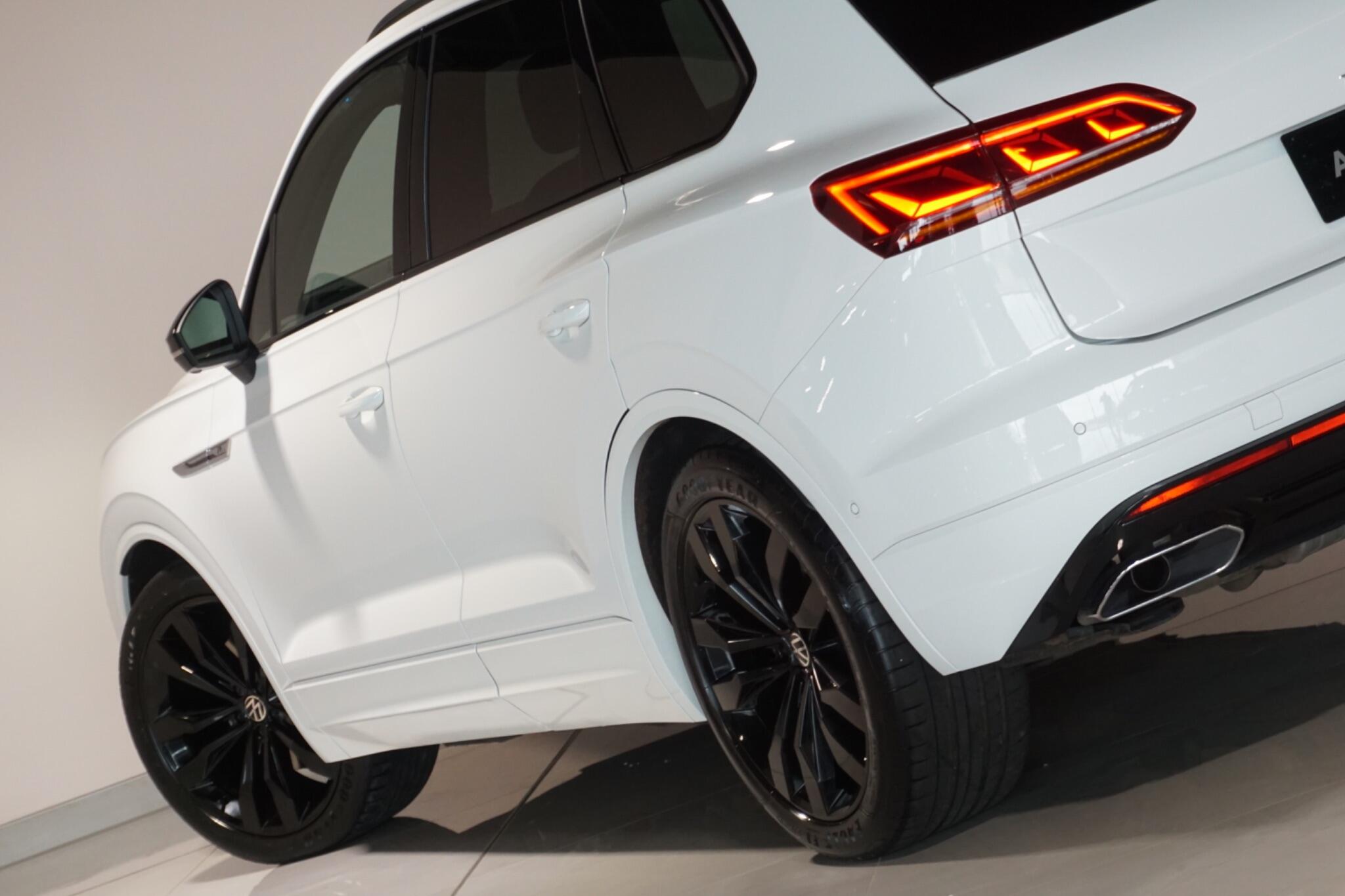 Volkswagen Touareg 3.0 TDI V6 Black Edition SUV 5dr Diesel Tiptronic 4Motion Euro 6 (s/s) (231 ps)